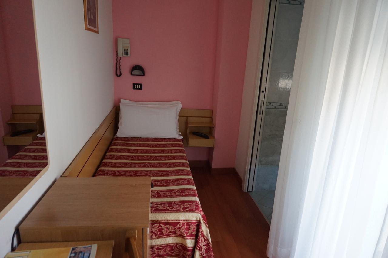 Hotel Angelus Ρίμινι Εξωτερικό φωτογραφία